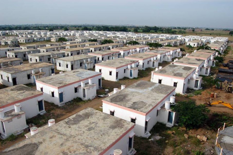Women Workers Association builds tens of thousands of homes / Solapur, India