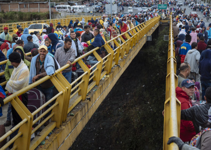 Hundreds of Venezuelans on the move are waiting in line at the Ecuadorian Customs Office to have their passports stamped and continue their journey.